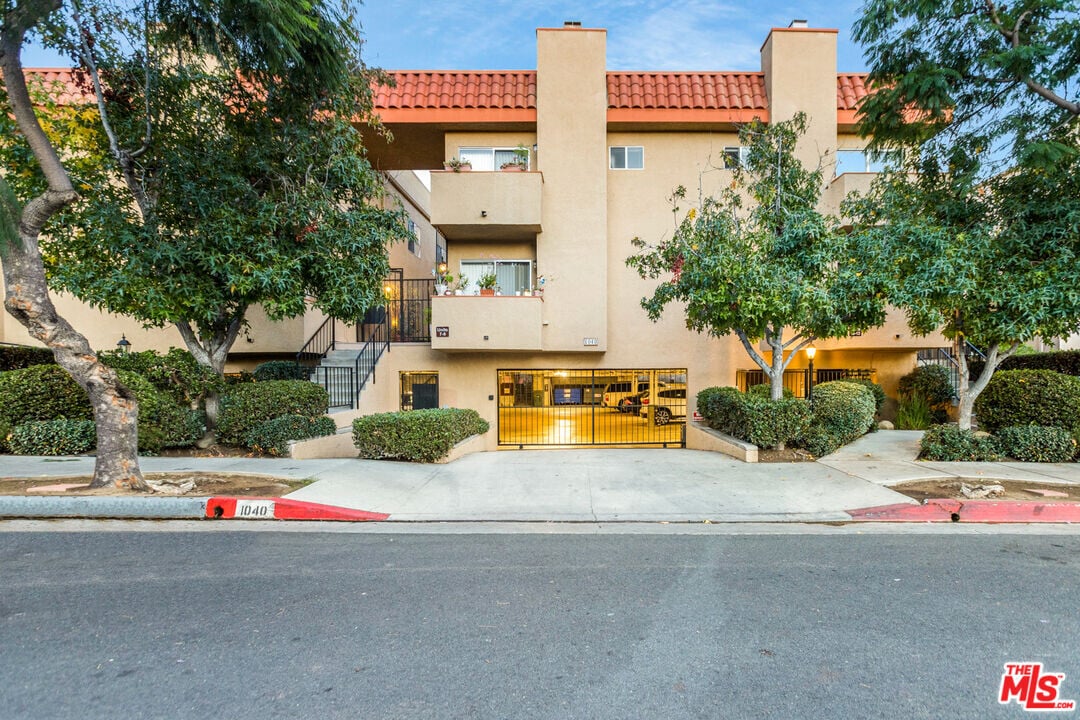 1040 N Gardner St-Unit -9 in West Hollywood, CA - Building Photo