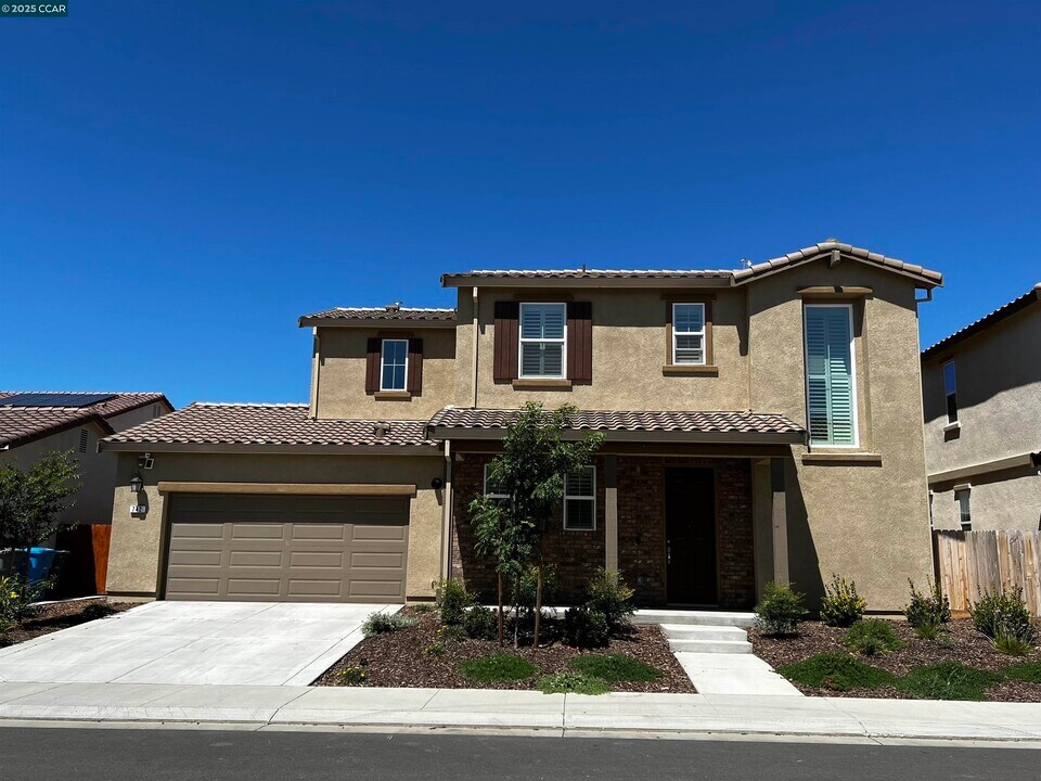 742 Iris Dr in Vacaville, CA - Foto de edificio
