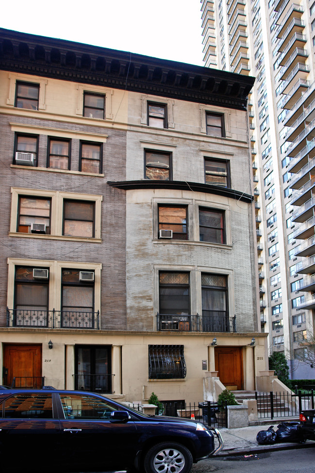 211 W 70th St in New York, NY - Building Photo - Building Photo