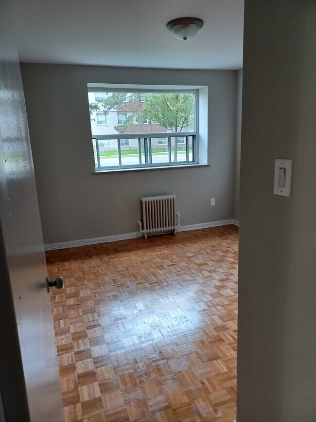 Sandalwood Manor in Toronto, ON - Building Photo - Building Photo