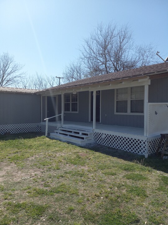 310 N Kleas St in Edna, TX - Building Photo