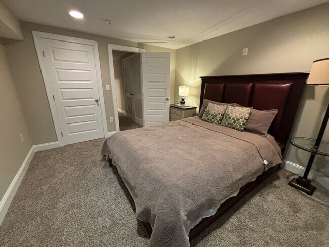 property at 143 N Kenwood Ave