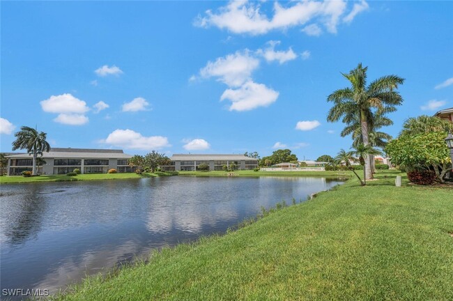 332 Charlemagne Blvd in Naples, FL - Foto de edificio - Building Photo