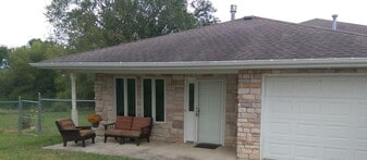 9424 N Boatman Hill Rd in Columbia, MO - Building Photo