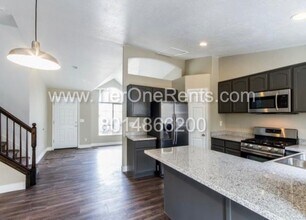 627 Jake Garn Blvd in Salt Lake City, UT - Foto de edificio - Building Photo