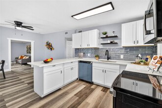 9254 86th St N in Seminole, FL - Foto de edificio - Building Photo