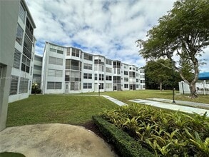 1351 NE 191st St in Miami, FL - Foto de edificio - Building Photo