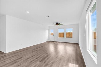 516 Rancho Del Cielo Lp in Jarrell, TX - Building Photo - Building Photo