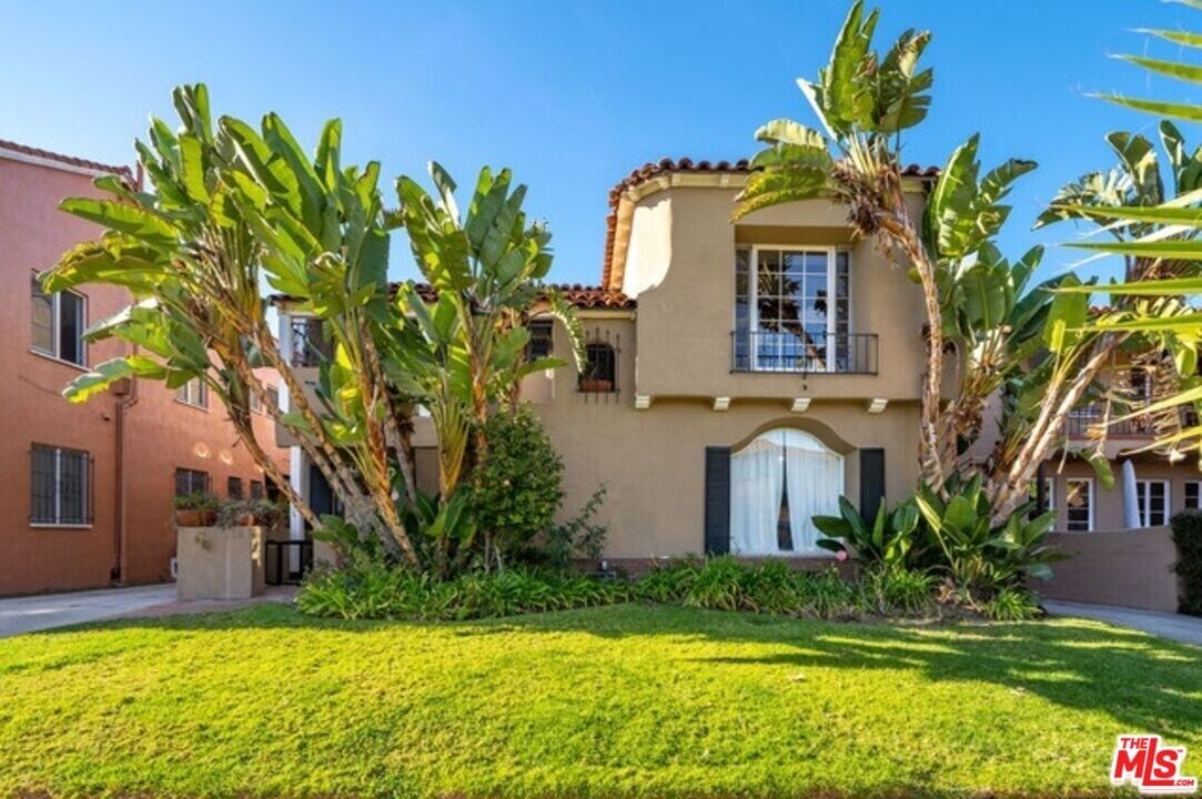 1217 Stearns Dr in Los Angeles, CA - Building Photo