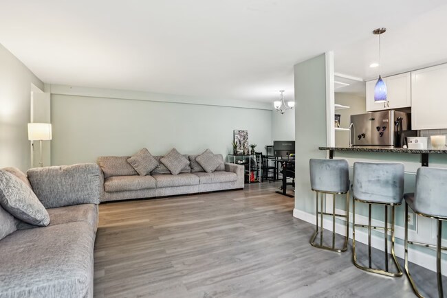 4100 W St NW, Unit 302 in Washington, DC - Building Photo - Building Photo