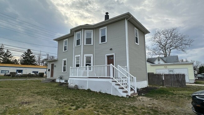 property at 102 W Delilah Rd