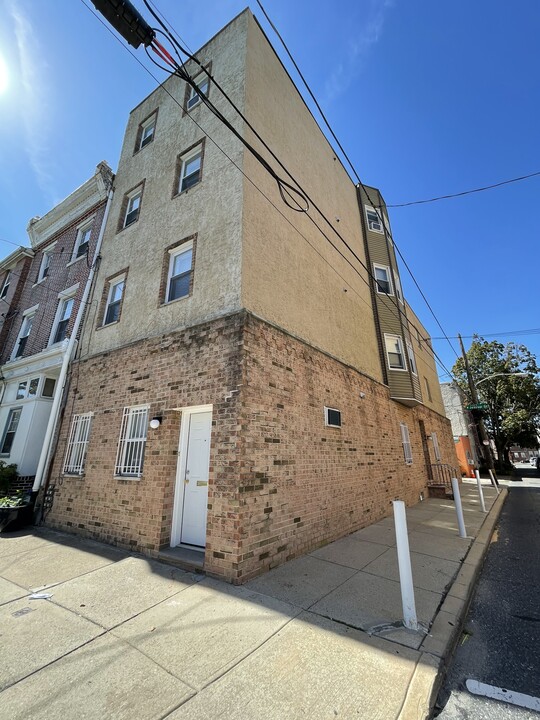916 S 11th St in Philadelphia, PA - Building Photo