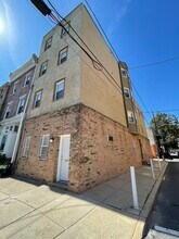 916 S 11th St, Unit 2F in Philadelphia, PA - Building Photo - Building Photo