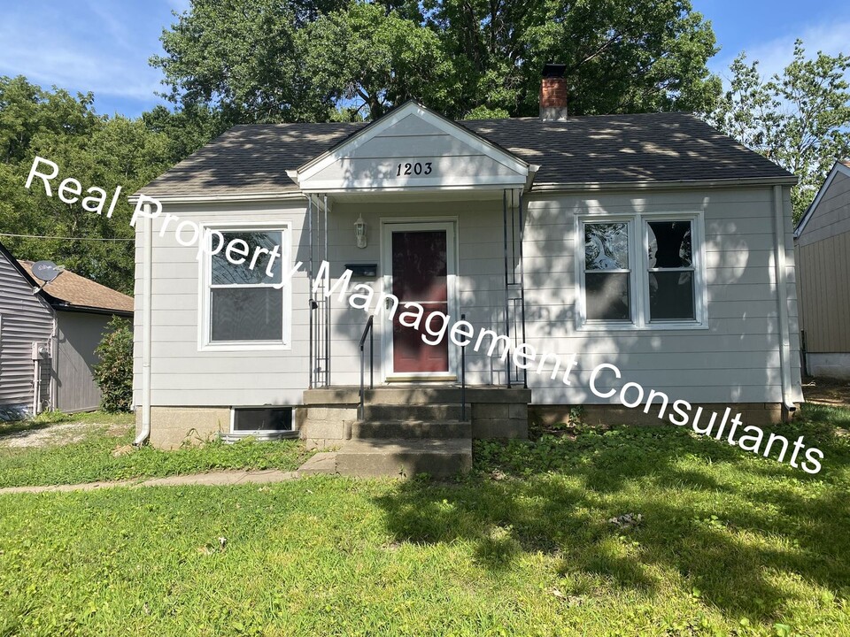 1203 N McCoy St in Independence, MO - Building Photo