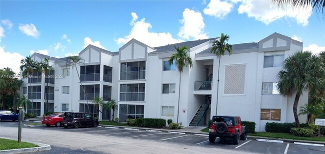 5686 Rock Island Rd in Tamarac, FL - Building Photo - Building Photo