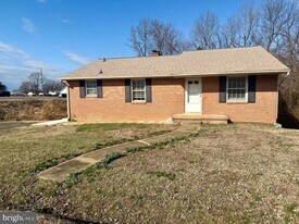 1010 Bernstein Rd in Fredericksburg, VA - Building Photo