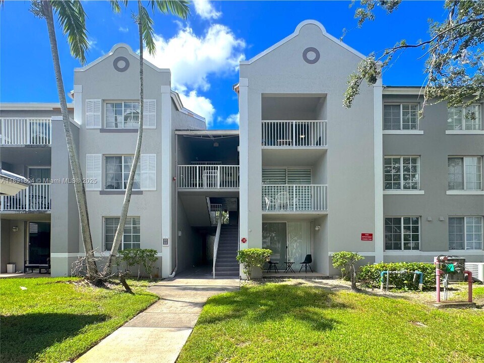 620 SW 111th Ave in Pembroke Pines, FL - Building Photo