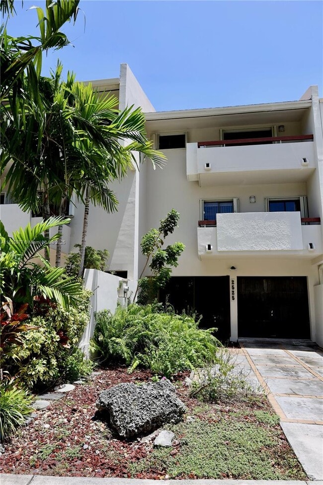2525 NE 135th St in North Miami, FL - Building Photo - Building Photo