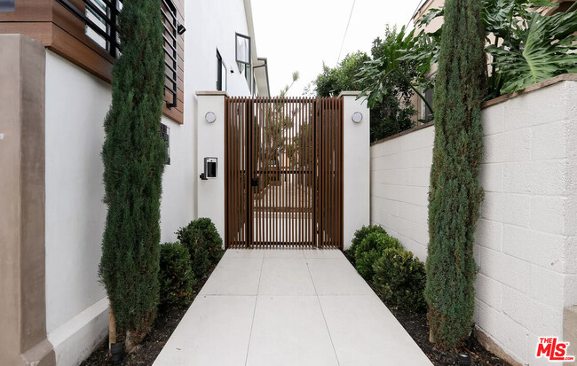 1427 N Vista St in Los Angeles, CA - Building Photo - Building Photo