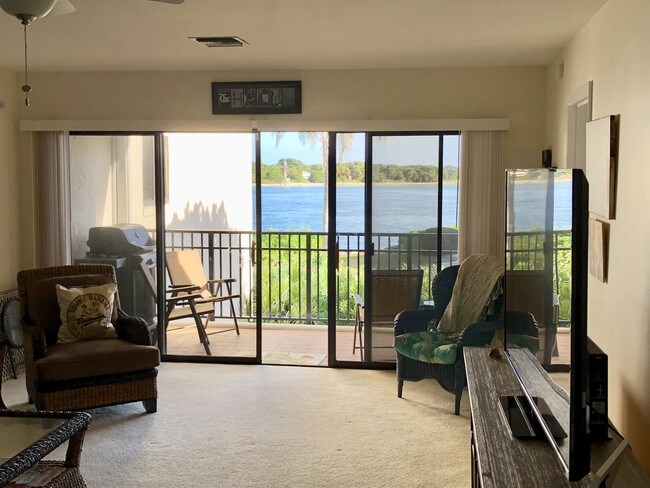 1630 Seaway Dr-Unit -209 in Fort Pierce, FL - Foto de edificio - Building Photo