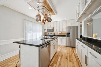 30W145 Country in Naperville, IL - Building Photo - Building Photo