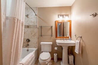 420 W Manson Rd, Unit 4 in Chelan, WA - Foto de edificio - Building Photo