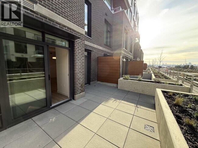 755 Harbourside Dr in North Vancouver, BC - Building Photo - Building Photo