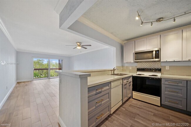 7915 Camino Real-Unit -Apt 401N in Miami, FL - Building Photo - Building Photo