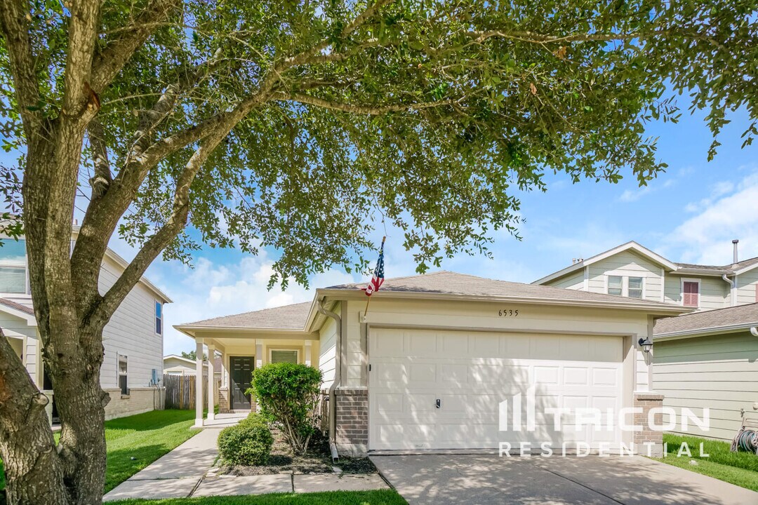 6535 Providence View Ln in Houston, TX - Foto de edificio