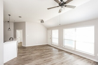 205 S Chestnut St in Forney, TX - Foto de edificio - Building Photo