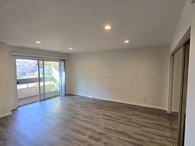 2700 Cahuenga Blvd E, Unit CHTC 3209 in Los Angeles, CA - Building Photo - Building Photo