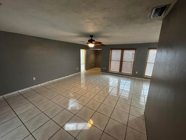 7225 Grandview Blvd in Miramar, FL - Building Photo - Building Photo