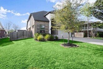 9871 Twin Shores Dr in Willis, TX - Building Photo - Building Photo