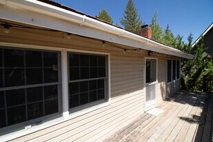39256 N Shore Dr in Fawnskin, CA - Building Photo