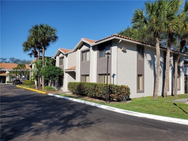 3204 Coral Lake Ln in Coral Springs, FL - Building Photo - Building Photo