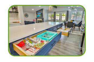 6564 Kelvin Ave in Winnetka, CA - Building Photo - Building Photo