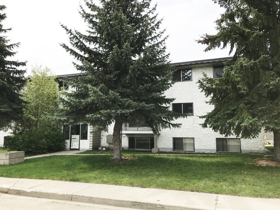 4605 41st Ave in Wetaskiwin, AB - Building Photo