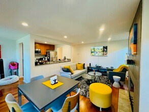 2145 Dexter Ave N, Unit 2145 Dexter Ave N #201 in Seattle, WA - Foto de edificio - Building Photo