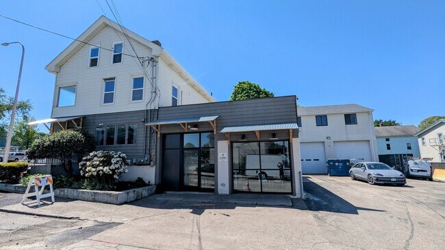 33 Veterans Memorial Pkwy in East Providence, RI - Building Photo - Building Photo