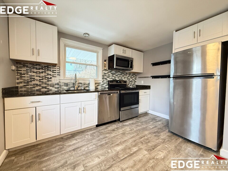 110 Pine Hill Cir in Waltham, MA - Building Photo