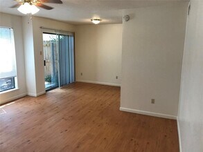 8502 Lyndon Ln in Austin, TX - Foto de edificio - Building Photo