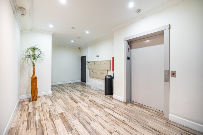 7118 Amigo Casa in Reseda, CA - Building Photo - Building Photo