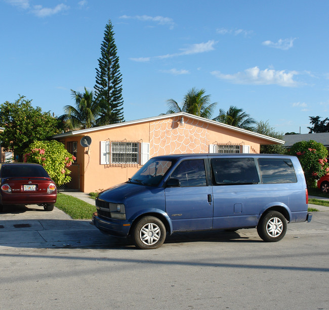 10851 SW 7th St in Miami, FL - Foto de edificio - Building Photo