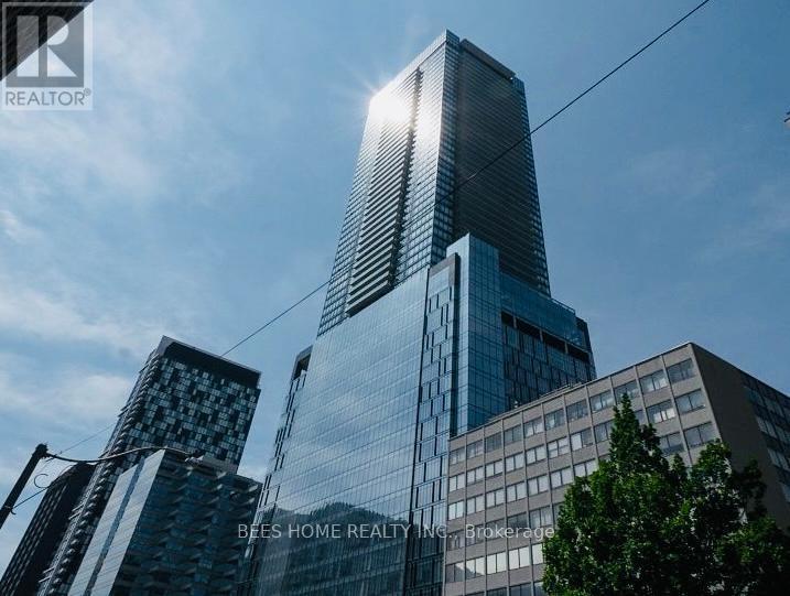 488 University Ave in Toronto, ON - Building Photo