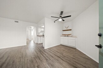 730 Pine Ave. in Long Beach, CA - Foto de edificio - Building Photo