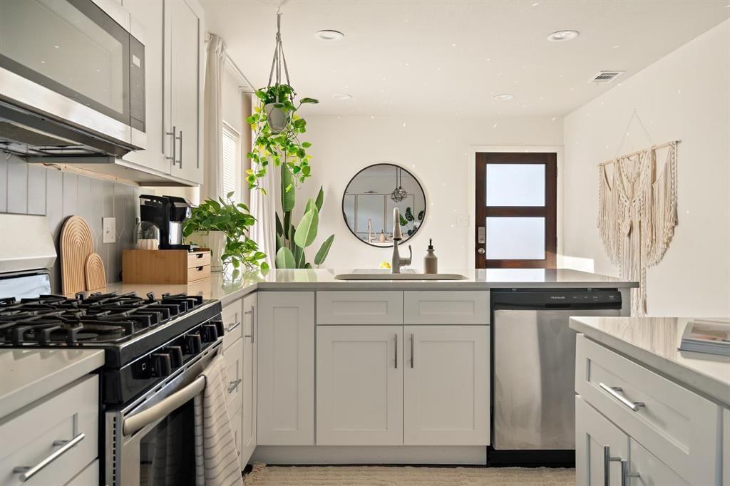 6003 Jain Ln in Austin, TX - Building Photo