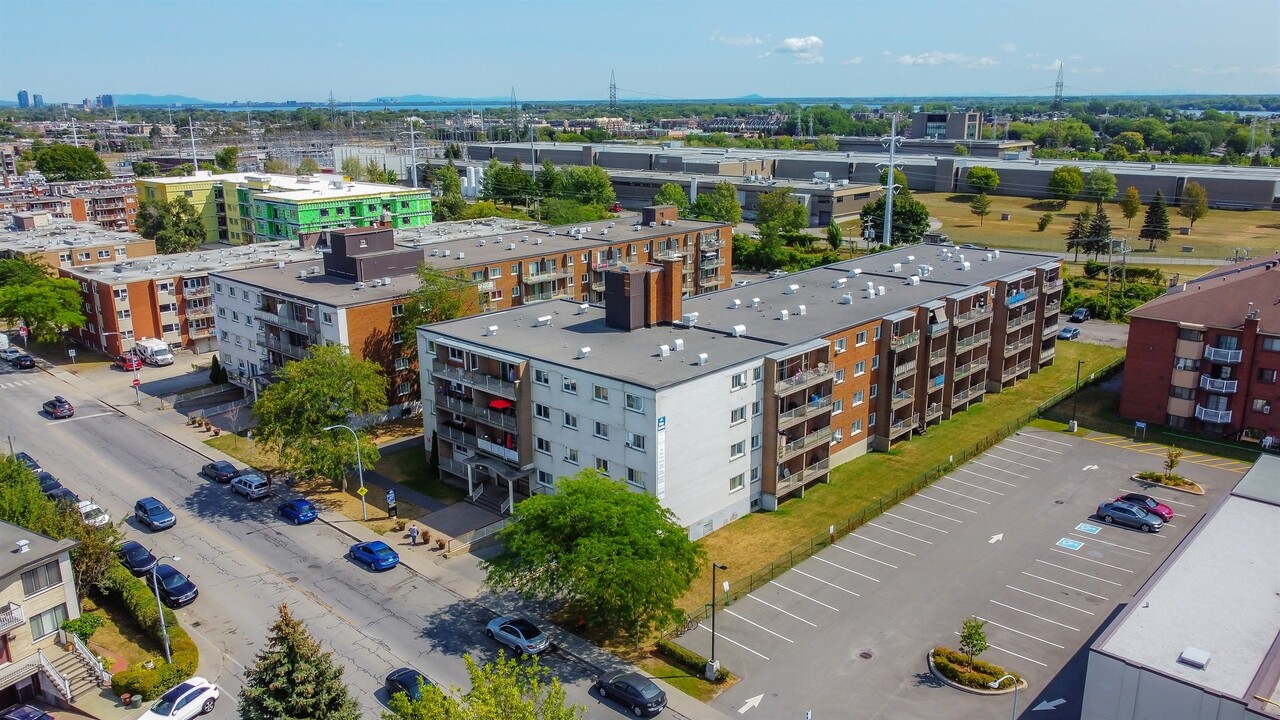 8660-8670 Rue Jean- Brillon in Montréal, QC - Building Photo