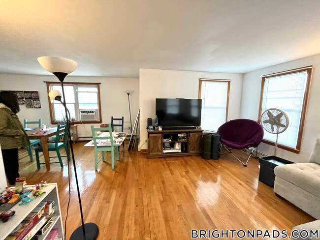 66 Brooks St, Unit 3 in Boston, MA - Foto de edificio - Building Photo