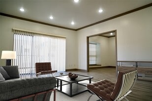 2400 N Braeswood Blvd in Houston, TX - Building Photo
