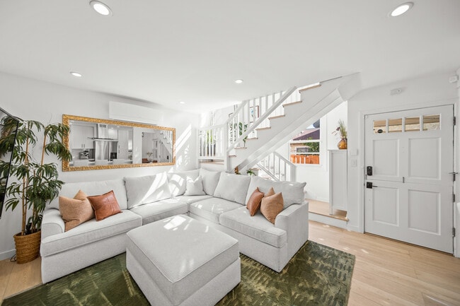 906 Victoria Ave in Venice, CA - Foto de edificio - Building Photo